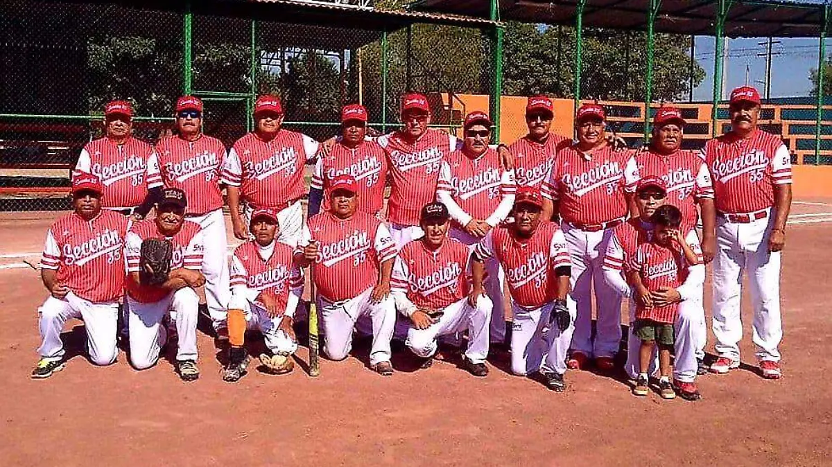 06 MARCELA En la Liga de Softbol Inter Cámaras